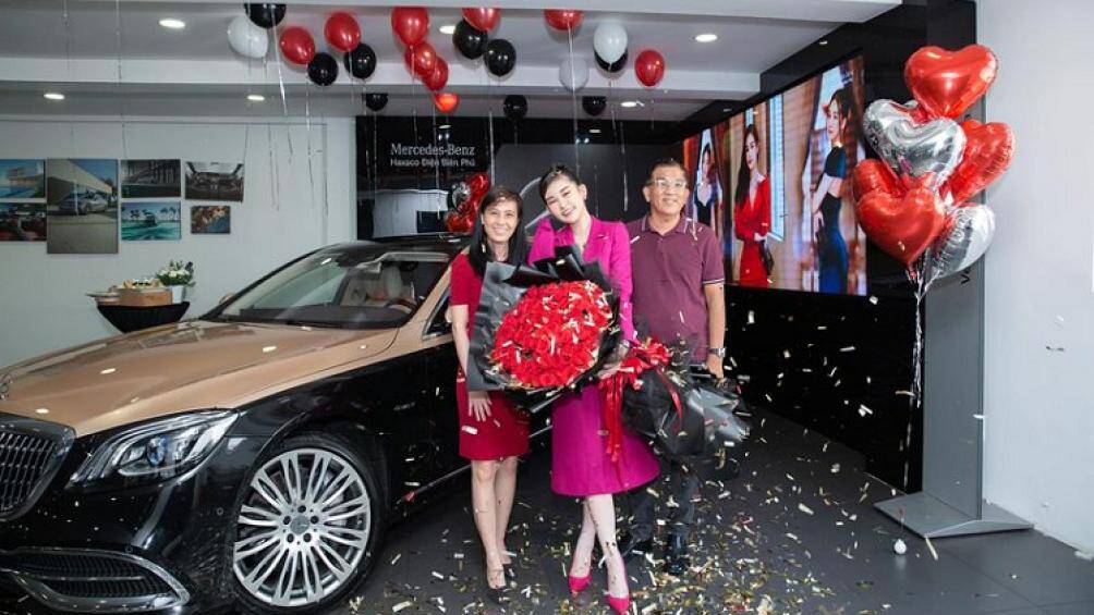 Mercedes-Maybach S450 của Lê Âu Ngân Anh có ngoại thất 2 màu thân dưới sơn đen và thân trên màu đồng, đi kèm bộ mâm đa chấu sáng bóng