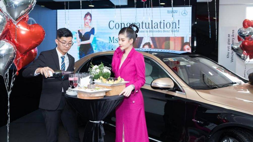 Xe của hoa hậu được trang bị lưới tản nhiệt gồm các thanh crôm đặt dọc. Trên đỉnh lưới tản nhiệt còn có dòng tên "Maybach" được khắc tỉ mỉ