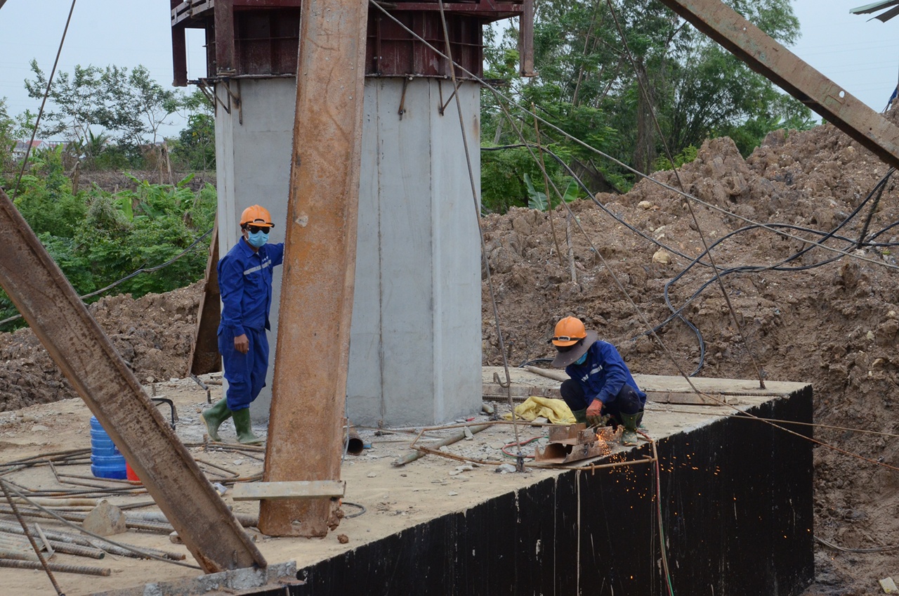 Tuy mới triển khai chưa lâu nhưng nhiều cầu trên tuyến đã cơ bản xong phần hạ bộ, đảm bảo an toàn trước mùa mưa.