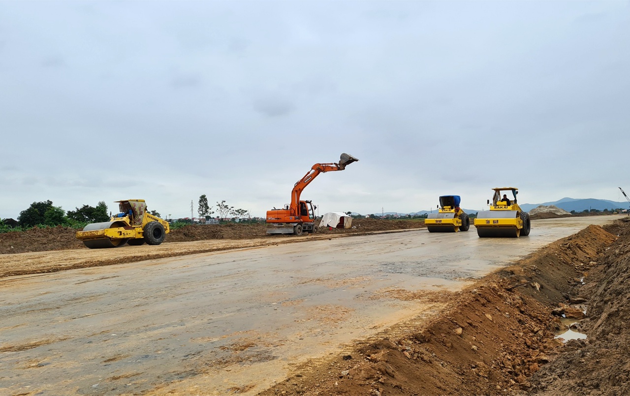 Sau 3 tháng triển khai thi công, một số đoạn thuộc gói thầu XL4 Dự án Cao tốc Nghi Sơn - Diễn Châu đã đào đắp nền đường đến được 80%