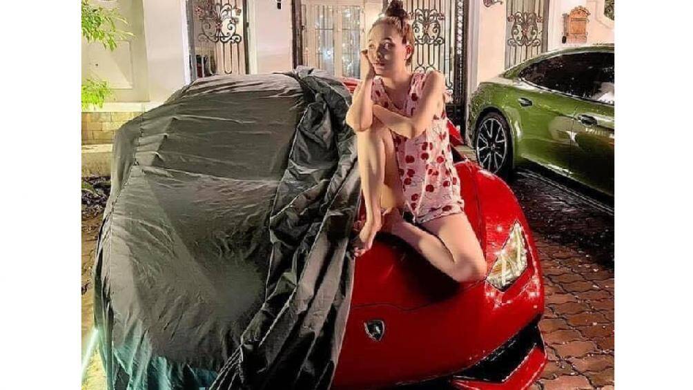 Trước đó vài ngày, ca sĩ Đoàn Di Băng cũng đã mua tặng ông xã chiếc Lamborghini Huracan màu đỏ bắt mắt