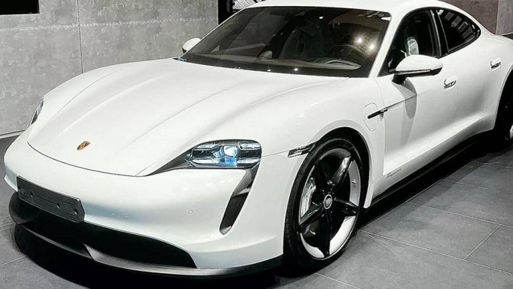 Porsche Taycan sở hữu cụm đèn chiếu sáng trung tâm ở phía trước cùng cụm đèn hậu LED kéo dài xuyên suốt phần đuôi xe