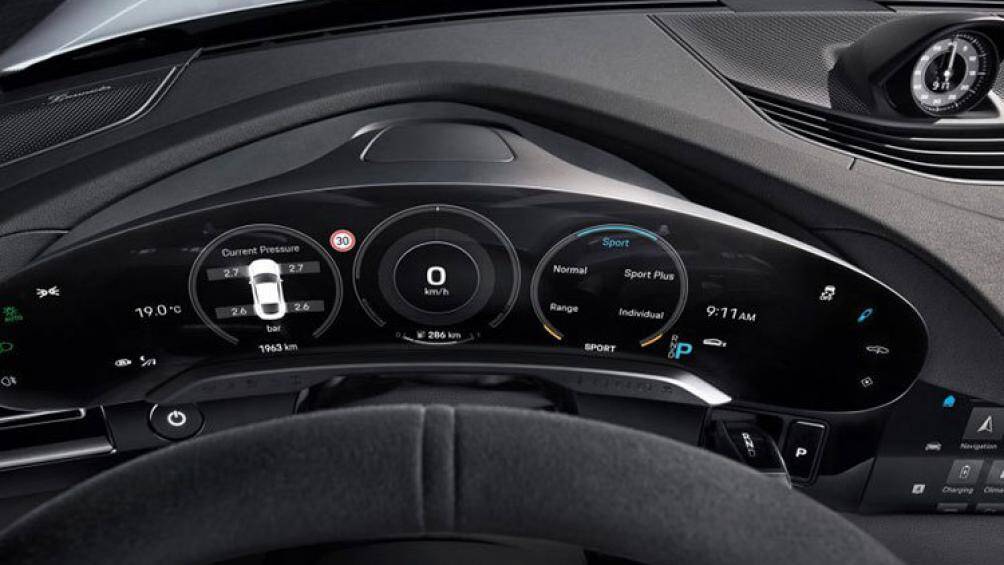 Xe sử dụng động cơ điện mang đến công suất tối đa 670 mã lực, thời gian tăng tốc từ vị trí xuất phát tới 100km/h chỉ mất 3,2 giây