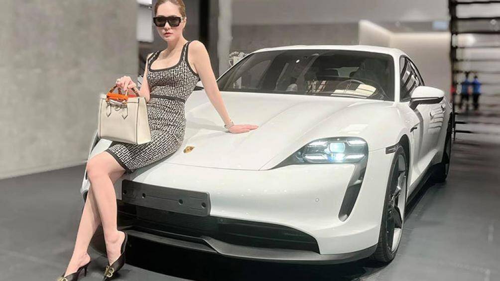 Về ngoại hình, chiếc Porsche Taycan của Đoàn Di Băng sở hữu ngoại thất trắng muốt cùng bộ mâm 5 chấu kép 21 inch màu đen