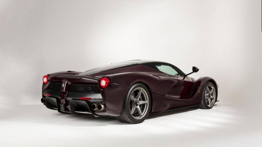 LaFerrari Coupe chỉ được sản xuất 500 chiếc, mẫu xe này sở hữu màu sơn Vinaccia giống với màu của rượu vang đỏ đậm