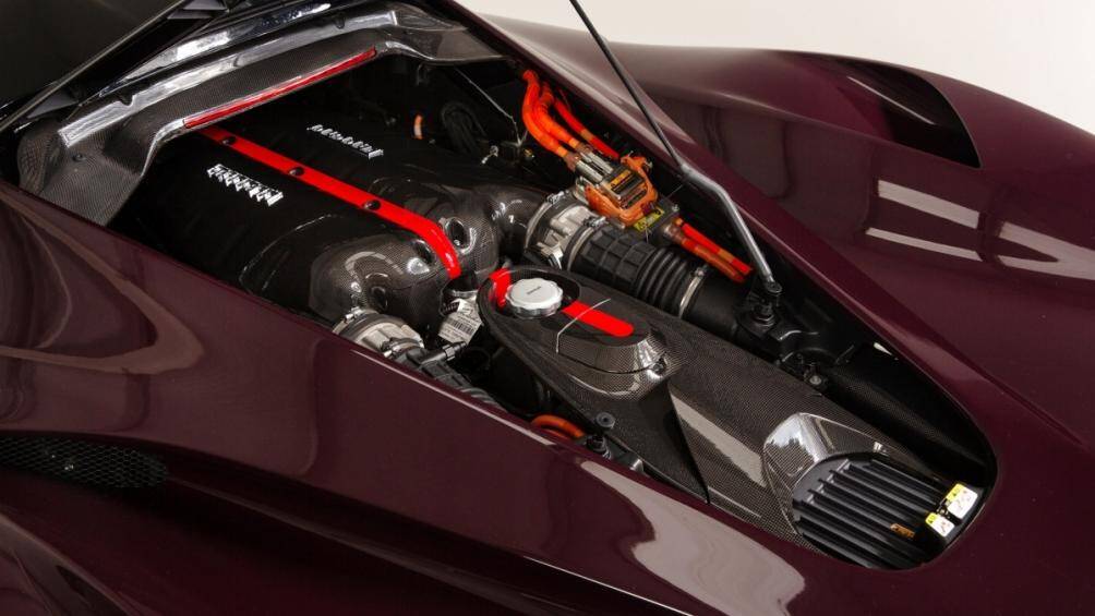 Chiếc siêu xe hybrid cũng được trang bị bộ mâm hợp kim rèn 5 chấu của Grigio và được sơn màu đen