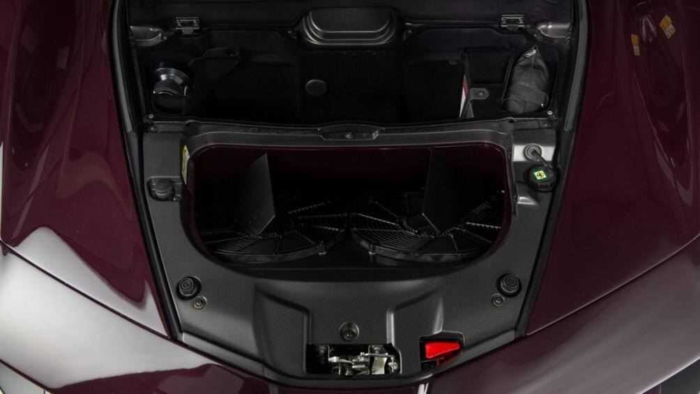 Chiếc xe hầu như được cất giữ trong kho và mới chỉ chạy được 1.477 km