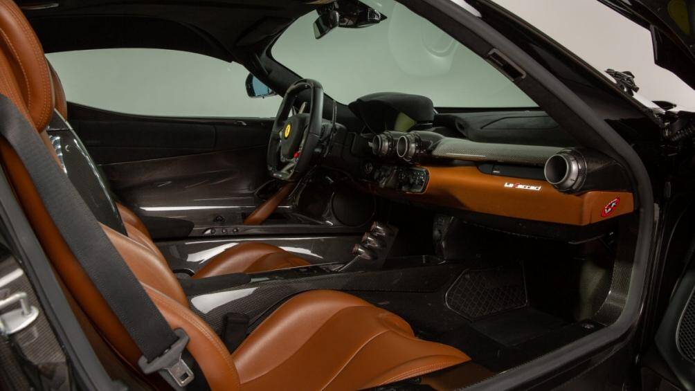 Nội thất của chiếc LaFerrari cũng đặc biệt không kém với sự xuất hiện của loại da cao cấp Pelle Chiodi Di Garofano nâu trầm