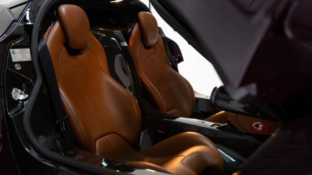 Chiếc xe sẽ được bán cùng với một bô hành lý đồng màu, một bộ công cụ và hướng dẫn của chủ sở hữu