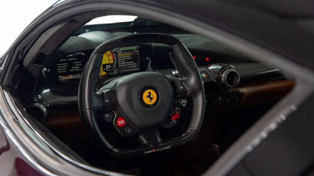 Bên trong xe cũng có nhiều chi tiết làm bằng sợi carbon và da Alcantara đen được sử dụng trên phần bảng điều khiển