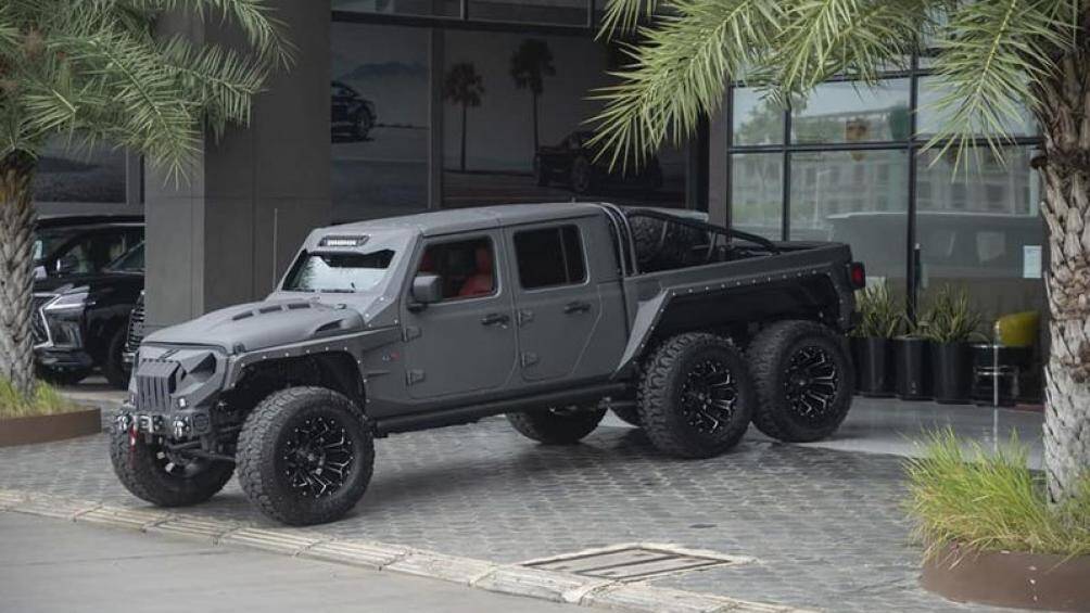 Mới đây, một đại lý tư nhân tại Việt Nam đã chào bán mẫu Apocalypse 6x6 độ từ chiếc xe Jeep Gladiator hầm hố