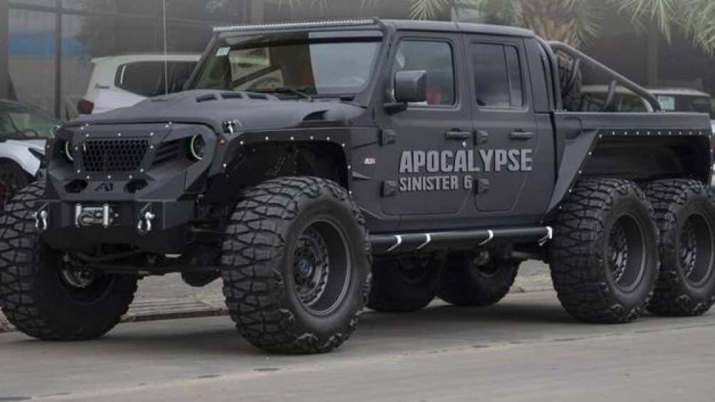 Chiếc xe được cắt đôi để kéo dài hốc bánh sau, bổ sung trục bánh xe thứ 3, thay thế hệ thống treo nguyên bản bằng loại 5 inch