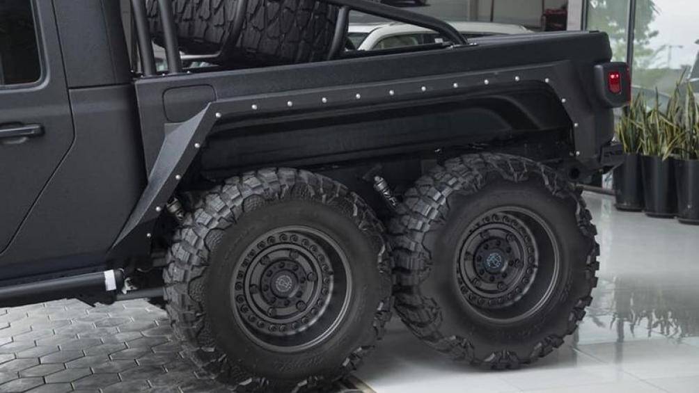 Apocalypse Sinister 6x6 được thiết kế cho mục đích chinh phục mọi địa hình với bộ mâm Patagonia 38 inch kèm lốp địa hình siêu khủng