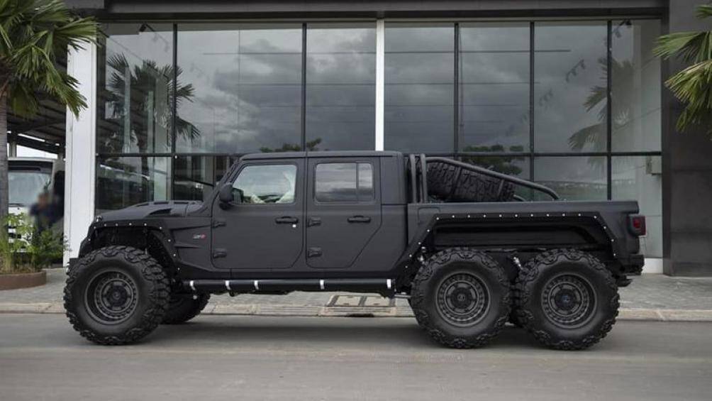 Được độ lại dựa trên nền tảng của chiếc Jeep Gladiator nhưng phần nguyên bản duy nhất còn được giữ lại là 4 cánh cửa