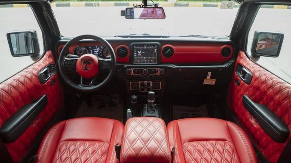 Hệ thống treo còn được lắp thêm đèn LED để hỗ trợ quan sát bề mặt địa hình, dàn đèn này có thể điều khiển thông qua nút bấm trong cabin