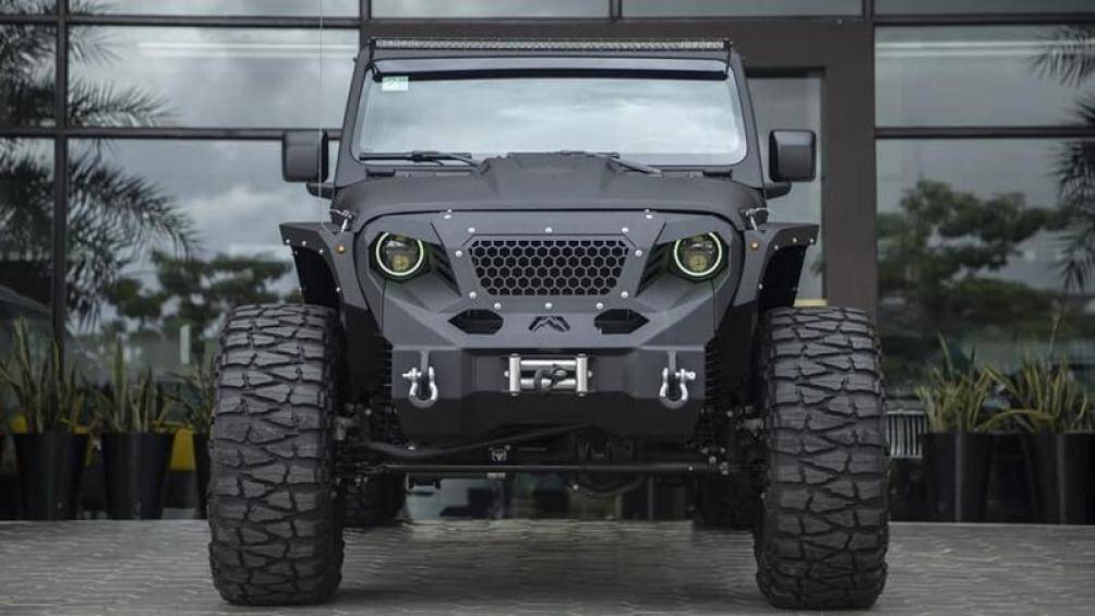 Dải đèn LED trên kính chắn gió, đèn pha LED hình tròn có đèn viền đổi màu và thùng chở hàng có thanh giằng kiên cố