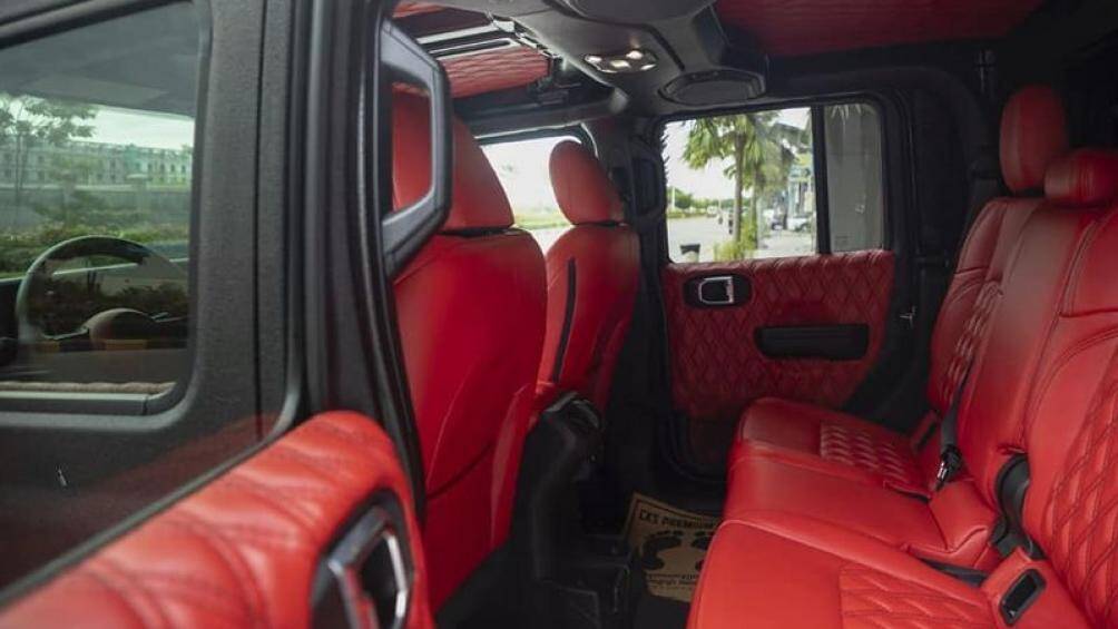 Sức mạnh được gửi đến cả 6 bánh xe, cung cấp sức kéo lên tới 5,44 tấn. Tời kéo phía trước cung có thể kéo hơn 4,3 tấn