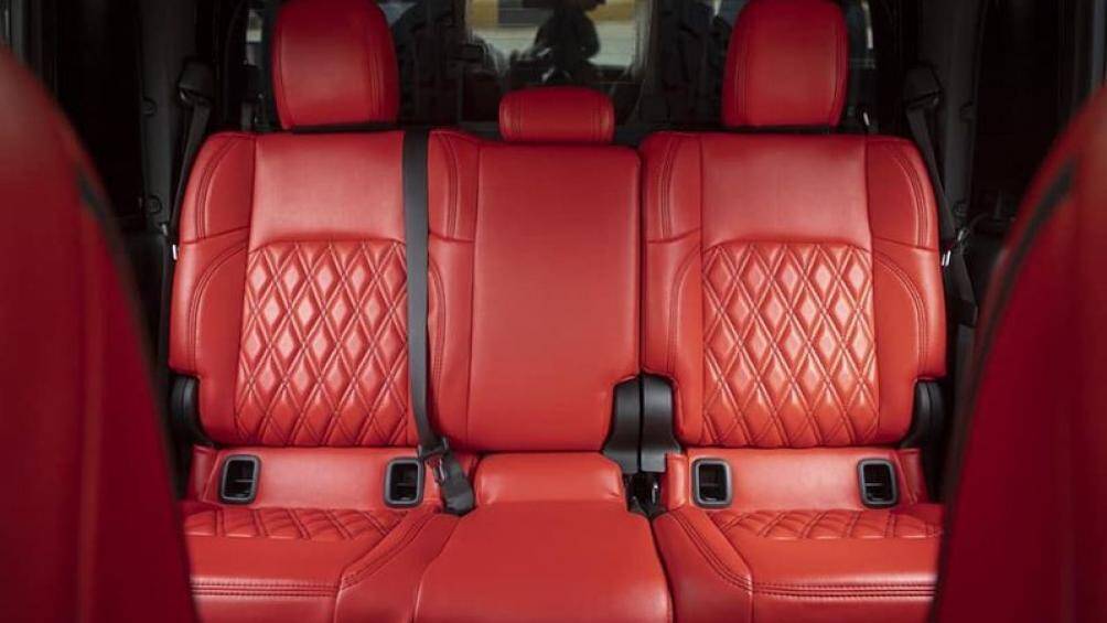 Chiếc Apocalypse Sinister 6x6 được đại lý tư nhân Việt Nam chào bán có nội thất bọc da đỏ thể thao