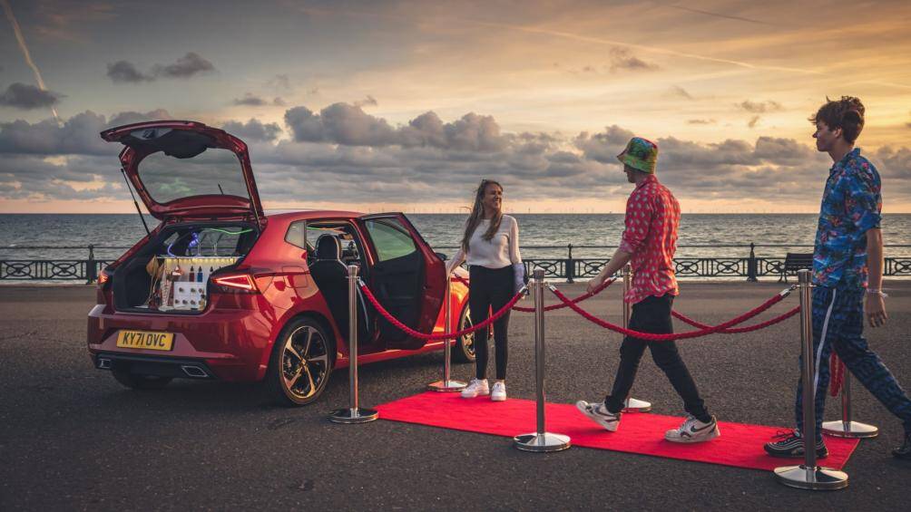Thương hiệu xe hơi SEAT đã nâng cấp một khoang sau của một chiếc SEAT Ibiza thành bàn chơi nhạc DJ và một quầy bar