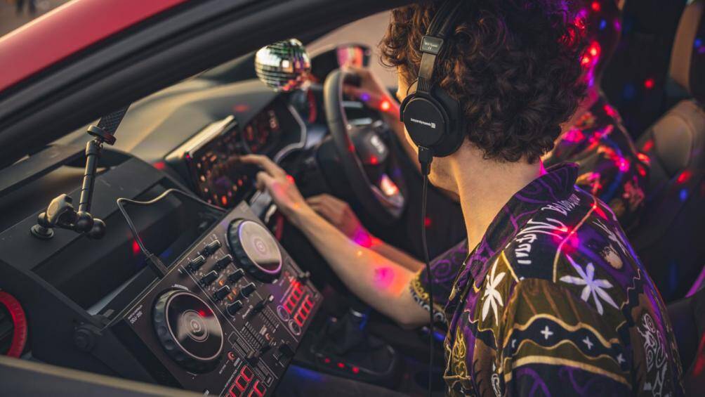 Bàn DJ cỡ nhỏ này là loại DDJ-200 của thương hiệu Pioneer DJ - Thương hiệu quen thuộc trong lĩnh vực nhạc điện tử