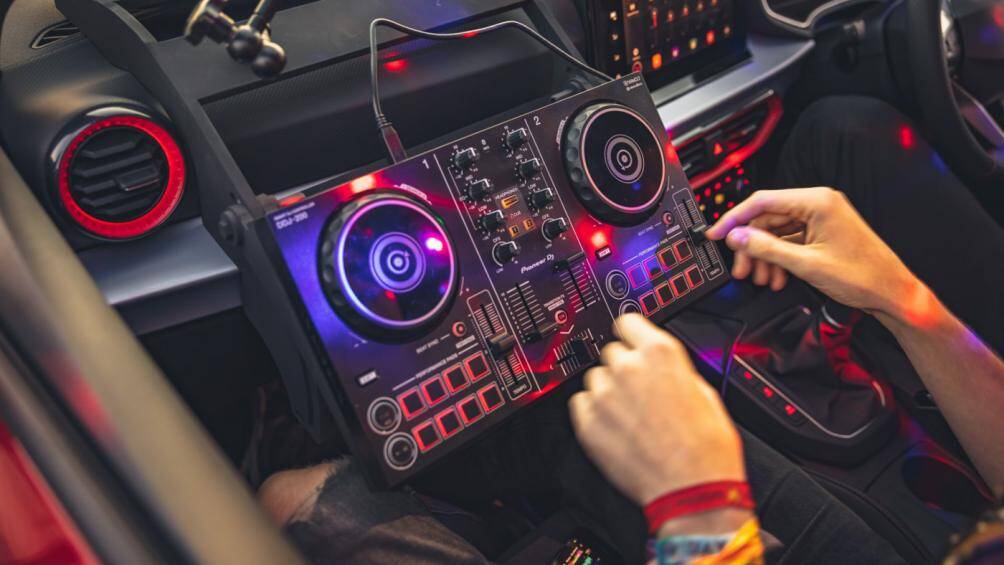 SEAT vẫn giữ nguyên hệ thống loa Beats Audio trên Ibiza. Hệ thống này có tổng cộng 7 loa, công suất khoảng 300 Watt