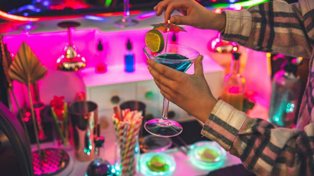 Quầy bar mini này được thiết kế nằm gọn trong khoang hành lý có dung tích 355 lít, bên trong cũng có nhiều dụng cụ pha chế khác nhau