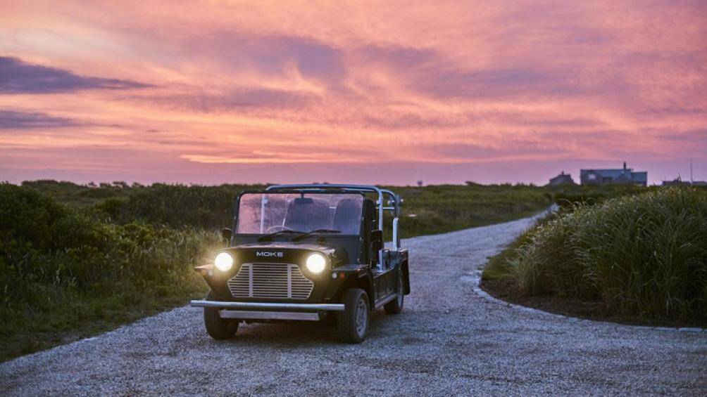 Mẫu Moke mới đã được giới thiệu lần đầu trong năm 2020, và đây là lần đầu tiên nó sẽ được cung cấp ở dạng chạy điện hoàn toàn