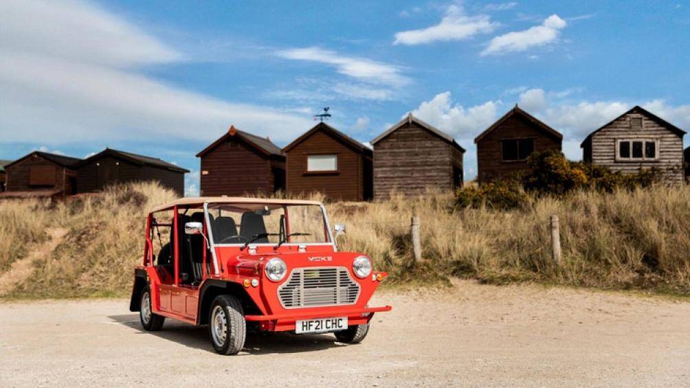 Moke Electric vẫn giữ nguyên vẻ ngoài mang tính biểu tượng của mẫu xe Mini Moke 1964 nguyên gốc trong khi có kích thước lớn hơn một chút