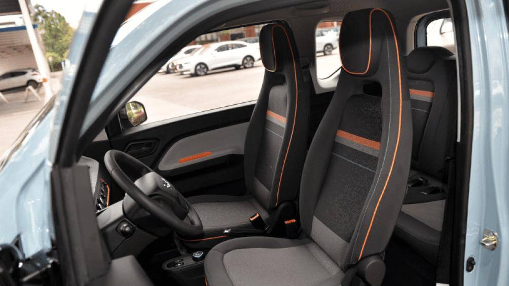 Vì kích thước khá nhỏ bé nên xe chỉ được trang bị nội thất 4 chỗ ngồi và không có khoang hành lý