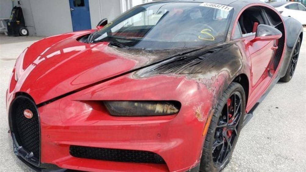 Chiếc Bugatti Chiron Sport xấu số nêu trên từng thuộc sở hữu của rapper El Alfa. Vào tháng 7 năm nay, siêu phẩm này đã bị phá hoại bởi các anti-fan