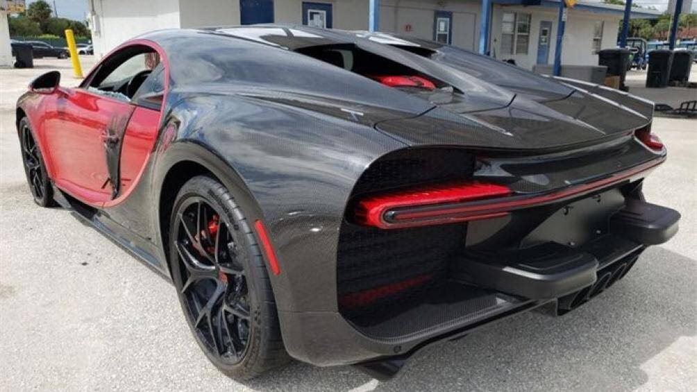 Với các sản phẩm thuộc thị trường Bắc Mỹ, Bugatti buộc phải lắp thêm bảo vệ cản sau, chi tiết này có thể dễ dàng tháo rời