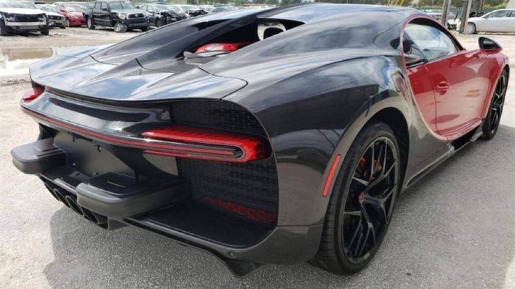 Dù đang trong tình trạng bị cháy và hư hỏng nặng nhưng chiếc xe vẫn được rao bán với mức giá 400.000 USD (7,8 tỷ đồng)