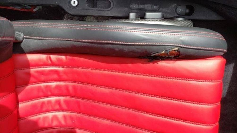 Ghế lái cũng bị bắt lửa, khiến bề mặt da cao cấp bị cháy nhiều vị trí