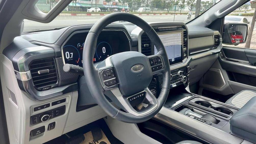 Không gian hàng ghế sau rộng rãi, đủ cho 3 người lớn sử dụng. Đi cùng đó là màn hình cảm ứng 12 inch và dàn âm thanh B&O