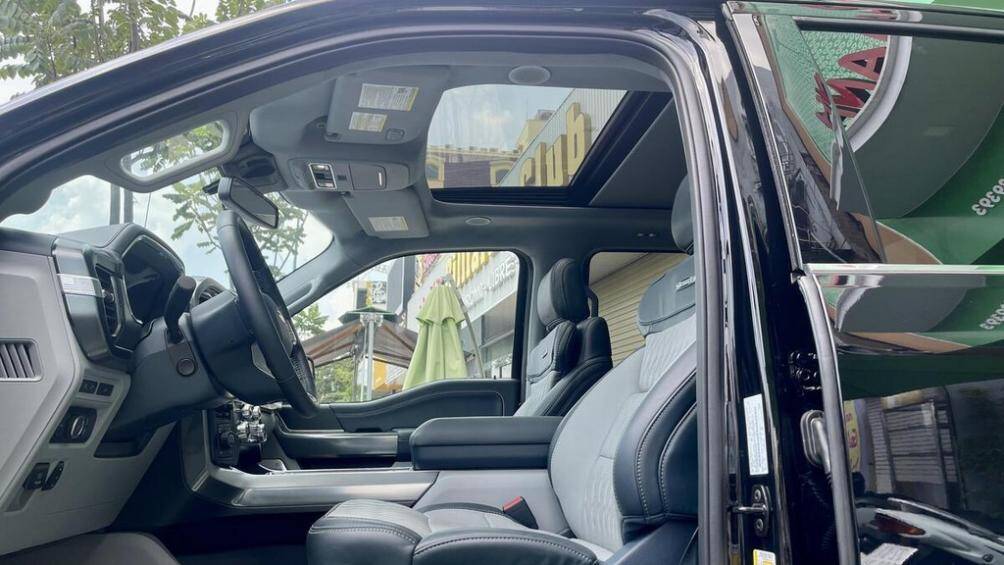 Những trang bị ngoại thất đáng chú ý khác có thể kể đến bệ bước chân tự động khi mở cửa, gương chiếu hậu tích hợp sưởi...