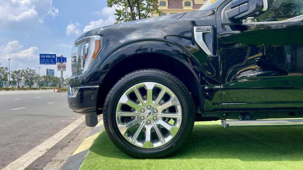 Mâm xe hợp kim có kích thước 22 inch và được thiết kế đan xen giữa các chấu lớn, nhỏ. Bộ lốp nguyên bản là loại đa năng AT và cỡ 275/45 R22