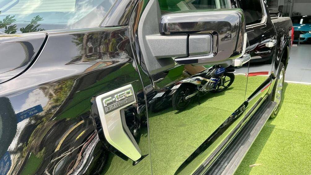 Với phiên bản Limited, xe được bổ sung loạt chi tiết bọc crôm ở ngoại thất cho cảm giác sang trọng