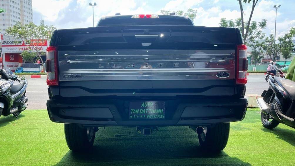 Nắp thùng hàng có chức năng đóng/mở điện, đi kèm trang bị bậc thang và thanh kim loại hỗ trợ cho việc bước lên xuống thuận tiện hơn