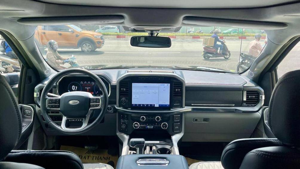 F-150 Limited được Ford trang bị hệ thống đèn chiếu sáng LED thông minh, có chức năng bật/tắt tự động và tự điều chỉnh tầm chiếu khi vận hành