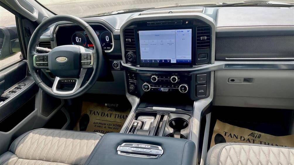 Bảng tablo bao gồm nhiều khu vực tách biệt, tất cả ghế ngồi được bọc da phối 2 màu và có thêu dòng chữ Limited trên tựa lưng