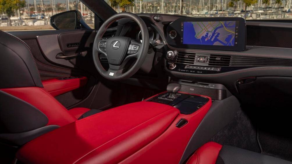 Nội thất Haku được làm bằng cách làm phẳng một tấm kim loại cho đến khi nó mỏng bằng 1/10.000 milimet