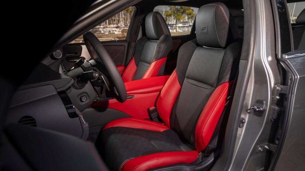 Phiên bản tiêu chuẩn của LS cũng được trang bị hệ thống âm thanh vòm tham khảo lượng tử logic Mark Levinson với 23 loa