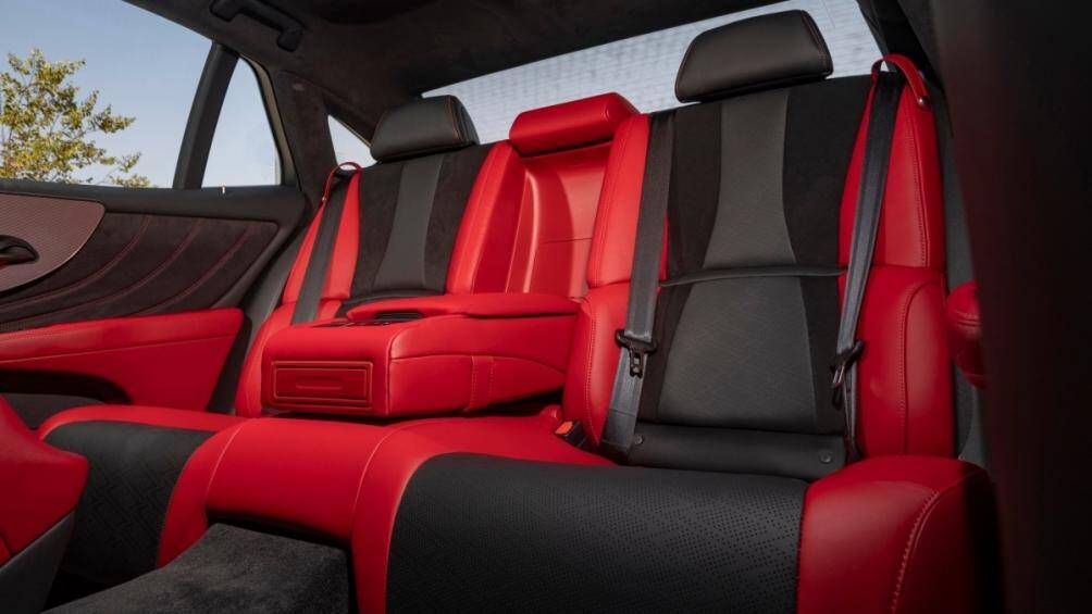 Nó bao gồm kiểm soát hành trình bằng radar ở mọi tốc độ, cảnh báo chệch làn đường và hỗ trợ lái...