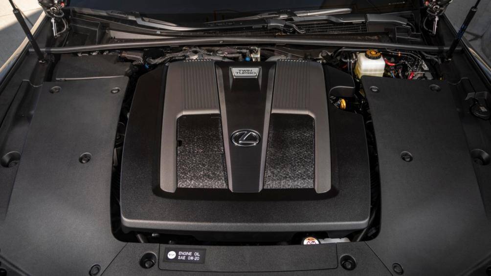 LS 500 được trang bị động cơ twin-turbo V6 3.5 L quen thuộc sản sinh công suất 416 mã lực và mô men xoắn 599 Nm