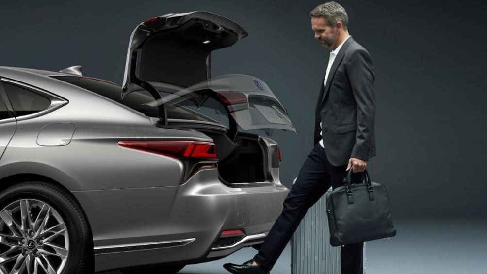 Những điểm nổi bật khác bao gồm hỗ trợ theo làn đường (căn giữa làn), hỗ trợ nhận diện biển báo và đèn chiếu sáng thông minh