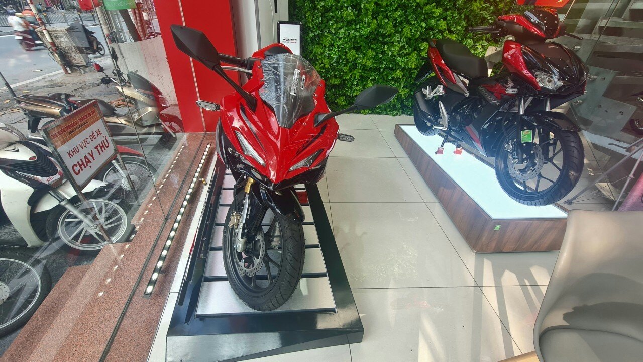 Kiểu d&aacute;ng phần đầu của CBR150R 2022 lấy cảm hứng kh&aacute; nhiều từ "đ&agrave;n anh" CBR1000RR-R Fireblade