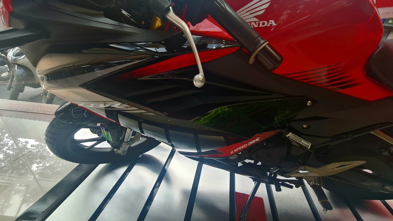 Mẫu xe Honda CBR150R 2021 vẫn giữ thiết kế phần ốp 2 b&ecirc;n với c&aacute;c hốc gi&oacute; c&aacute;ch điệu tr&ocirc;ng thể thao, c&aacute; t&iacute;nh hơn