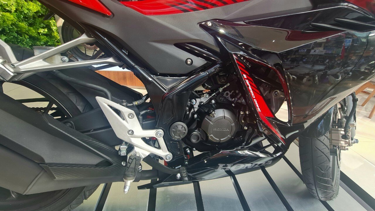 Cung cấp sức mạnh cho Honda CBR150R l&agrave; động cơ xy-lanh đơn, dung t&iacute;ch 149 cc cho c&ocirc;ng suất 16,9 m&atilde; lực