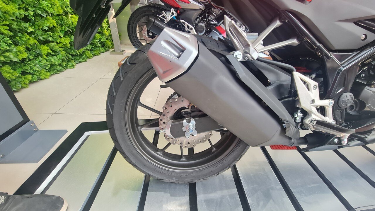 Trang bị đ&aacute;ng ch&uacute; &yacute; tr&ecirc;n Honda CBR150R 2021 l&agrave; phanh ABS tr&ecirc;n cả 2 b&aacute;nh cho tất cả phi&ecirc;n bản, gi&uacute;p người l&aacute;i an to&agrave;n hơn khi di chuyển