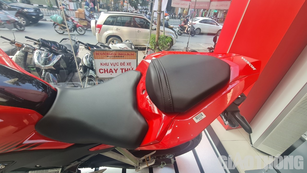 Tại đại l&yacute; Kường Ng&acirc;n (115 Nguyễn Lương Bằng), mẫu xe n&agrave;y đ&atilde; được b&agrave;y b&aacute;n v&agrave; thu h&uacute;t sự ch&uacute; &yacute; của kh&aacute;ch h&agrave;ng